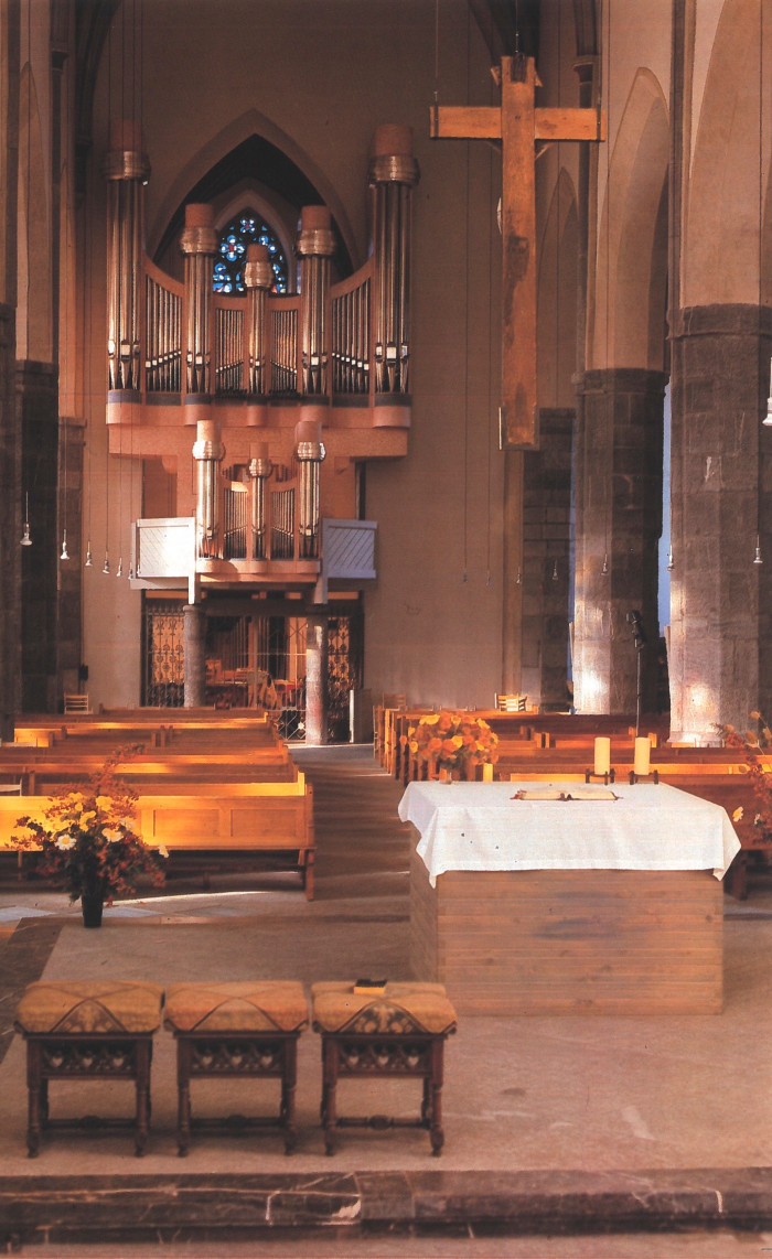 Foto der Orgel im Raum