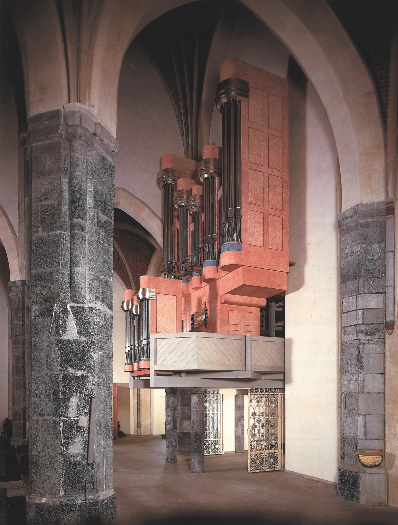 Die Orgel vom Seitenschiff gesehen