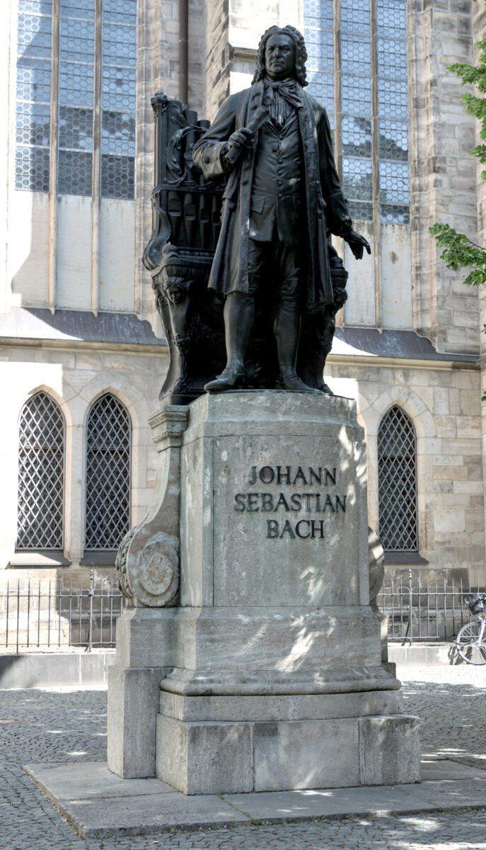 Bach Denkmal vor der Thomaskirche. Statue von J.S. Bach auf Steinsockel