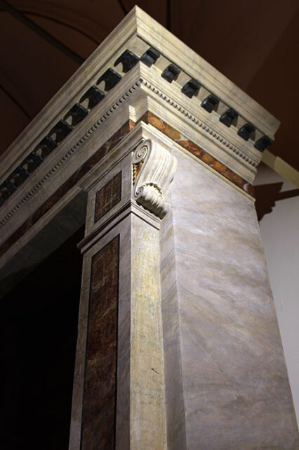 Detailansicht der Orgel aus der Trinitatiskirche mit Marmorierung und Kranz von unten