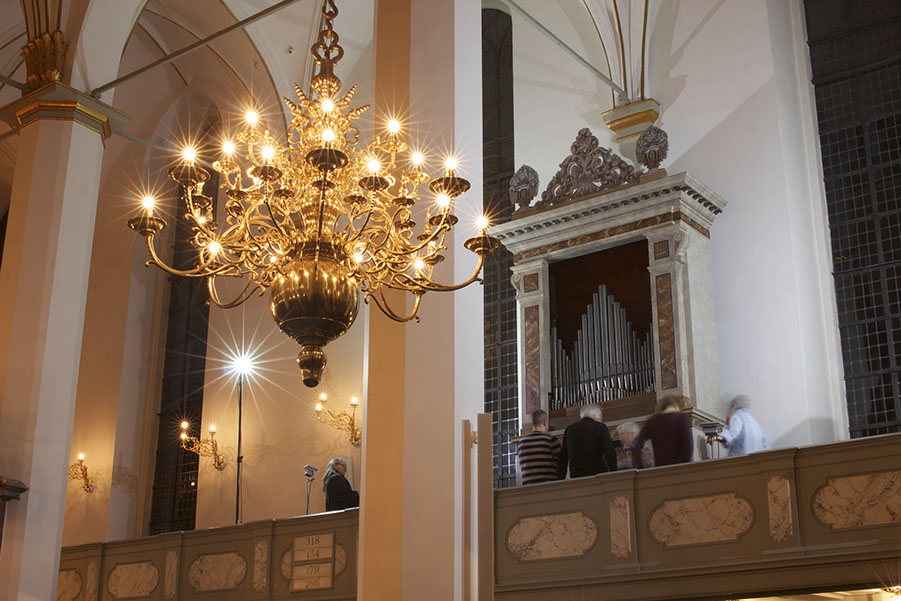 Orgel der Trinitatiskirche auf der Empore während eines Konzertes vom Hauptschiff der Kirche