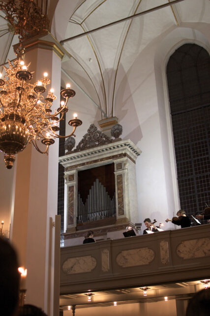 Orgelführung der Trinitatiskirche mit langer Belichtung vom Hauptschiff mit Blick auf die Empore