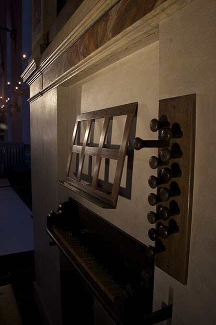 Spieltisch der Orgel der Trinitatis Kirche von der Seite mit Registerzügen