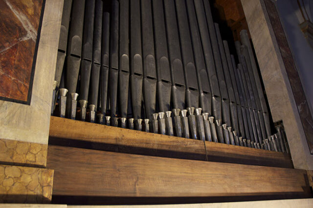 Prospekt der Orgel aus der Trinitatiskirche vom Spieltisch aufblickend